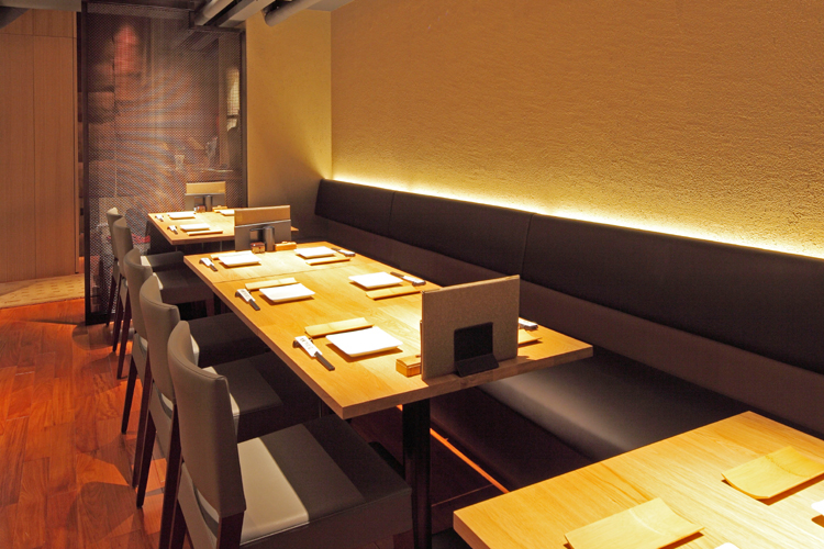 宴会でも使用できる席数の多い店内
