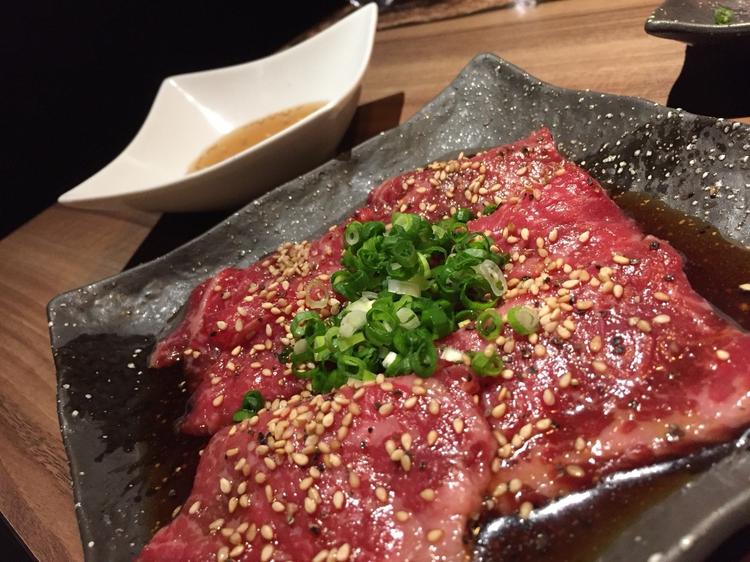 上ロースは秘伝の洗いダレでさっぱりと。