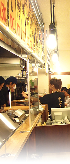オープンキッチンから店内が見渡せます