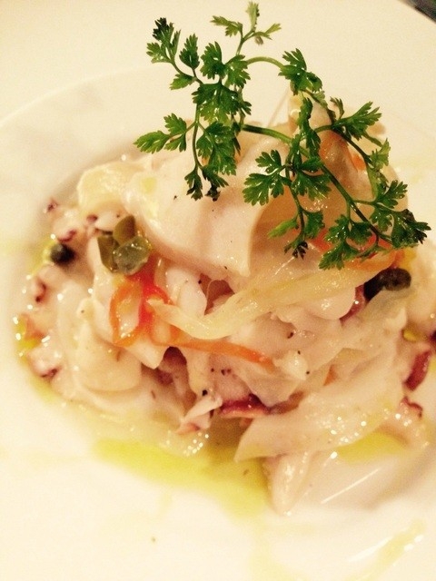 人気料理のひとつ。たことセロリのマリネ