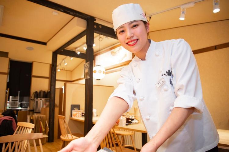 店内は「京の割烹」をイメージした空間♪