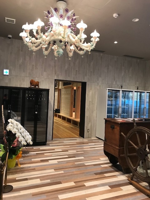 店舗入り口内