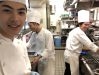 活気のあるキッチン内