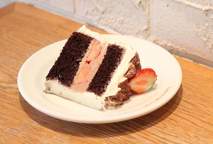 ケーキはパティシエがイチから作ります