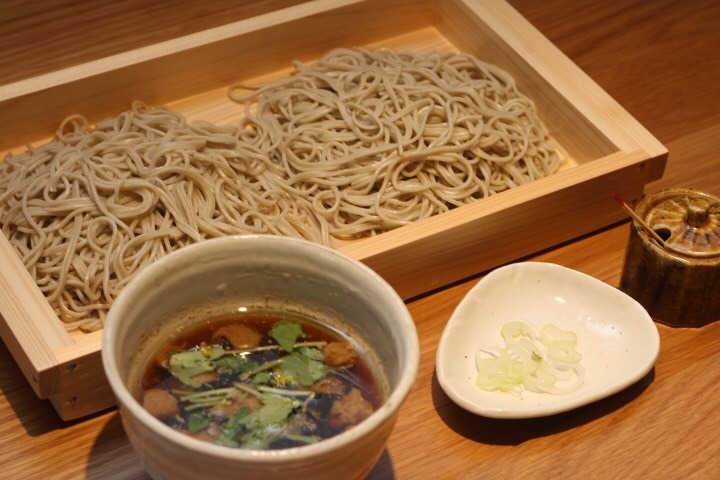 ランチタイムはお蕎麦と丼中心に