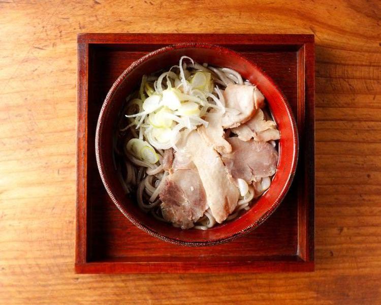 出汁割烹ならではの蕎麦を使用した〆も