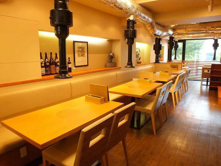 店内の様子ですテーブル席