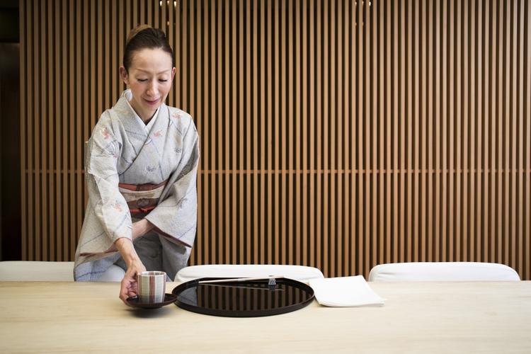 着物での落ち着いたサービス
