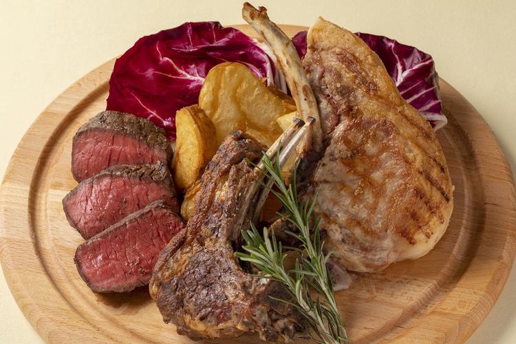 お肉の溶岩グリル盛り合わせ