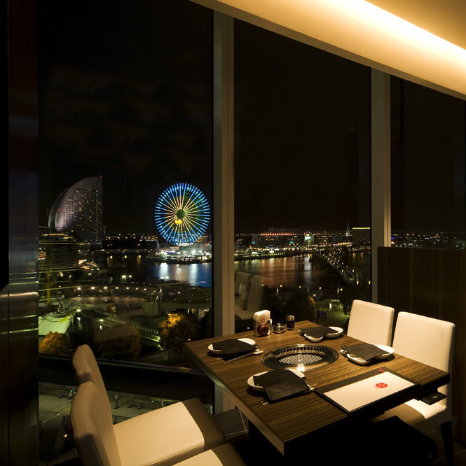 夜景の見える窓際の席!人気です♪