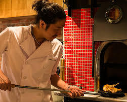 石窯で焼き上げる!名物ローストチキン♪