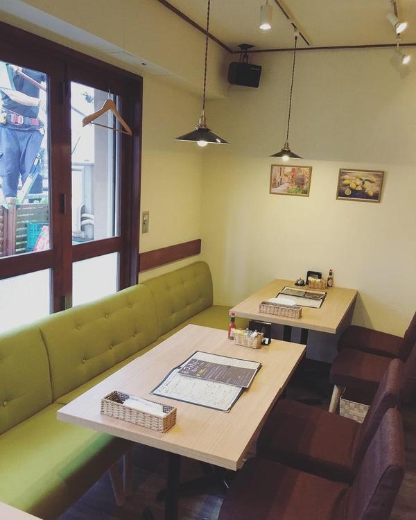 カフェ風の柔らかな店内