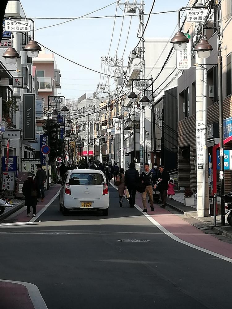 駅から徒歩3分の商店街にある路面店