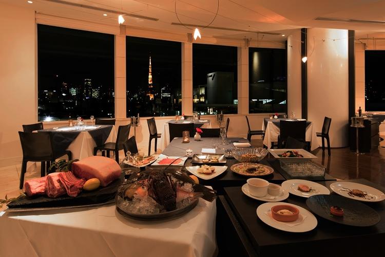 ワゴンで食材・料理を運ぶ斬新なスタイル