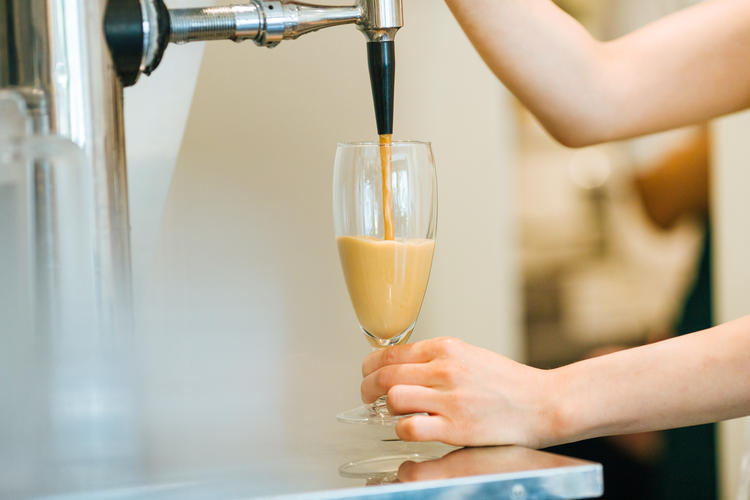 ビールサーバーから注ぐドラフトコーヒー