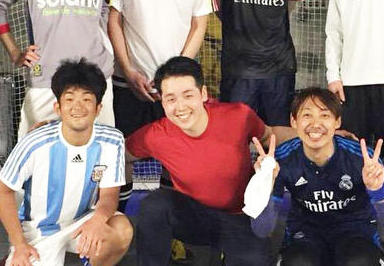 お休みにはみんなでフットサル♪