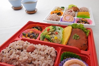 お弁当は2種類なので作業も簡単です
