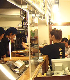 オープンキッチンから店内が見渡せます