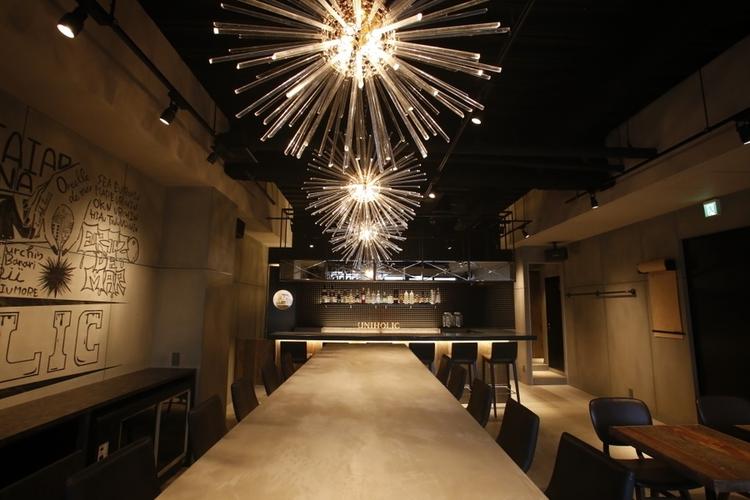 高級感あふれるシックな店内