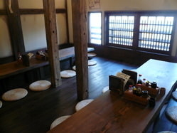 アンティークでオシャレな温かい雰囲気の店