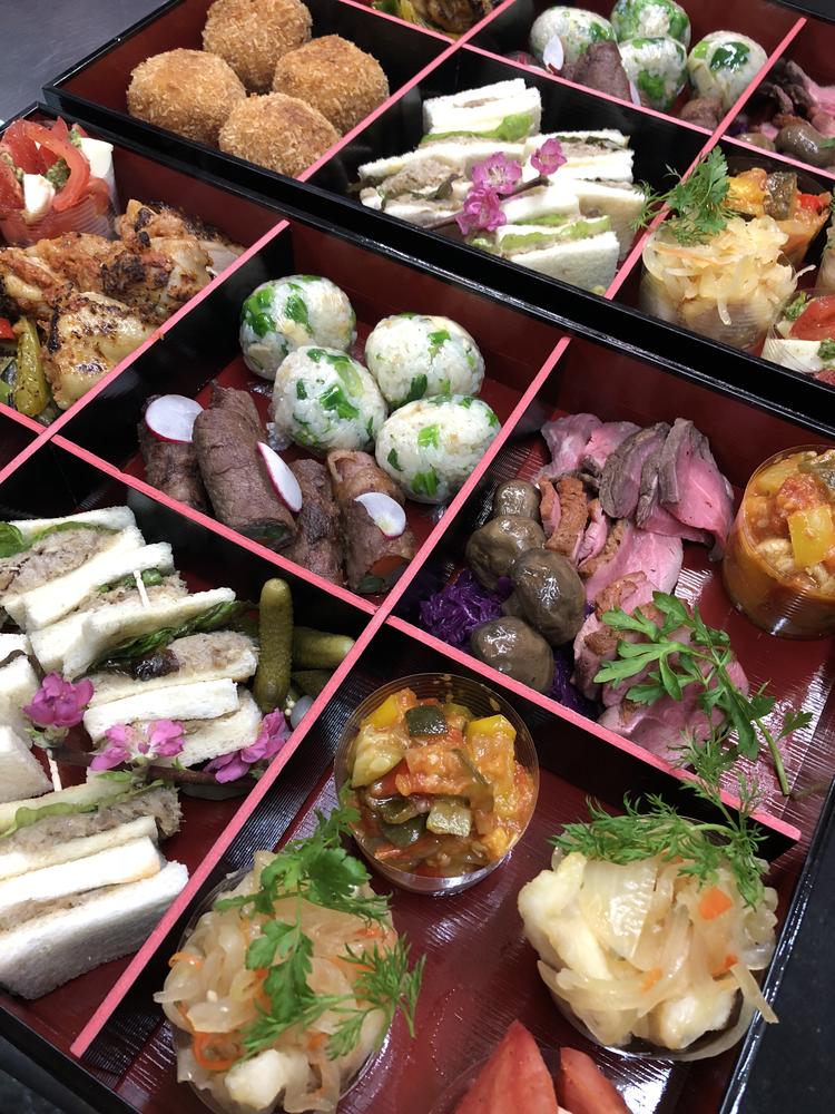 旬の食材を豊富に使用したお重弁当。