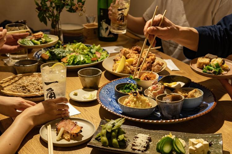 夜はお酒とおつまみの居酒屋スタイル