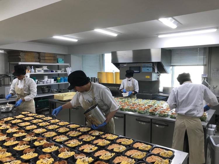 盛り付け作業(新しく清潔なキッチンです)
