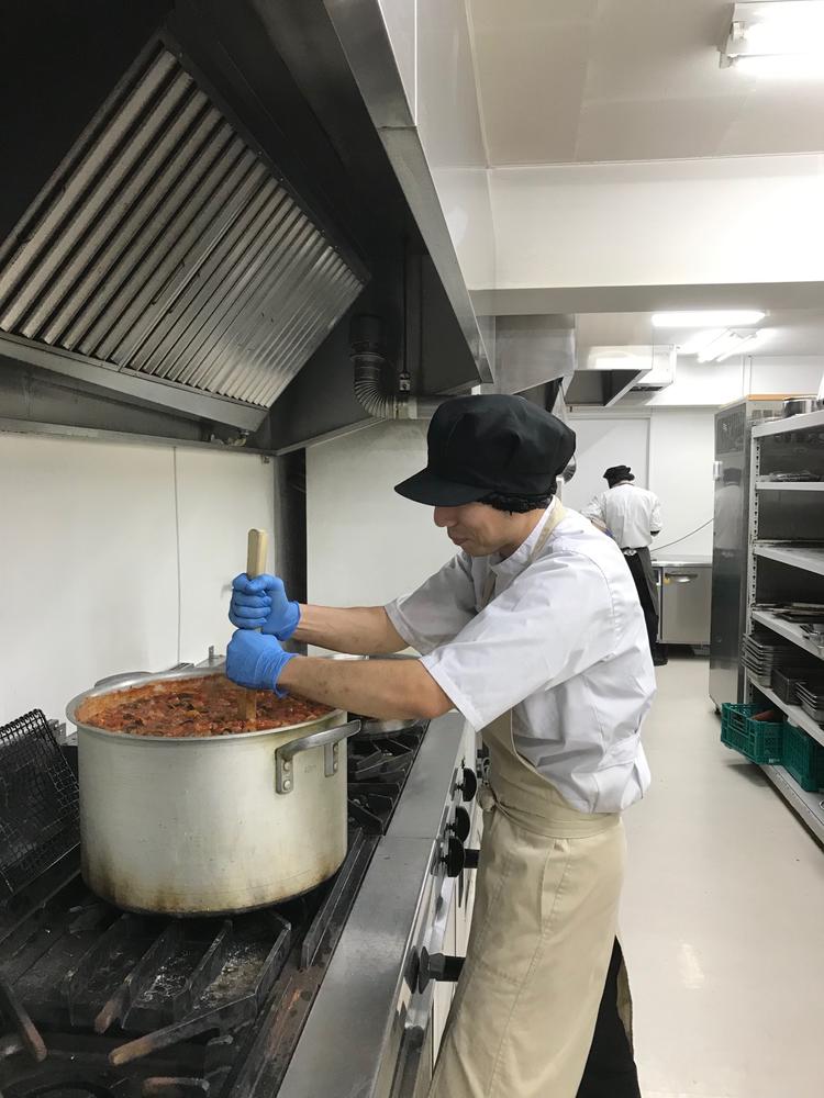 調理作業(新しく清潔なキッチンです!)