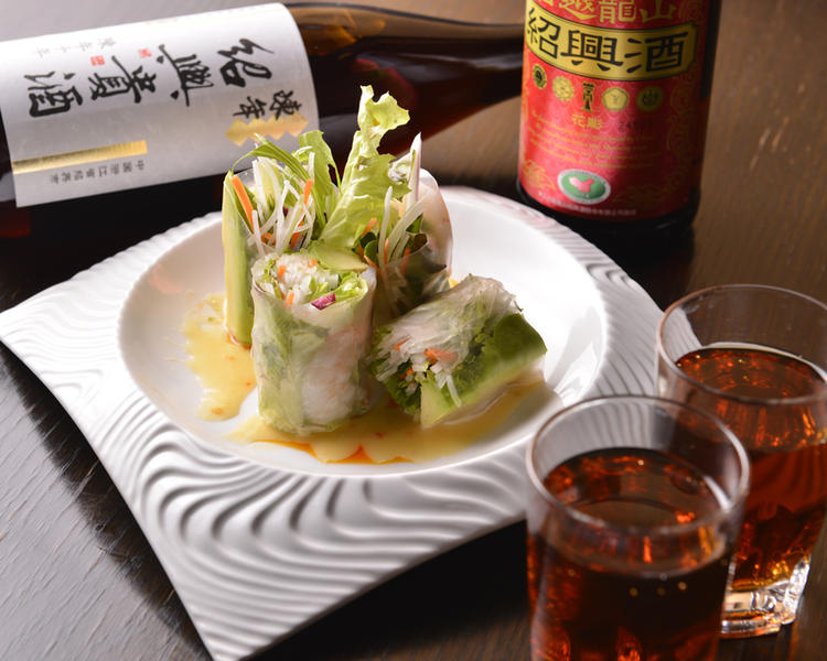 お酒と一品料理を楽しむ中華バル業態
