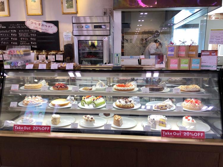 店頭には種類豊富な手作りケーキがずらり