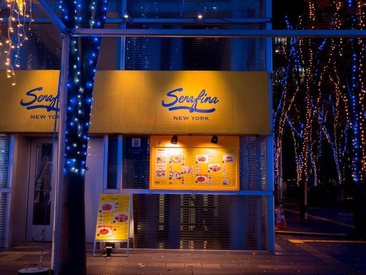 けやき広場内に構えるモダンな外観