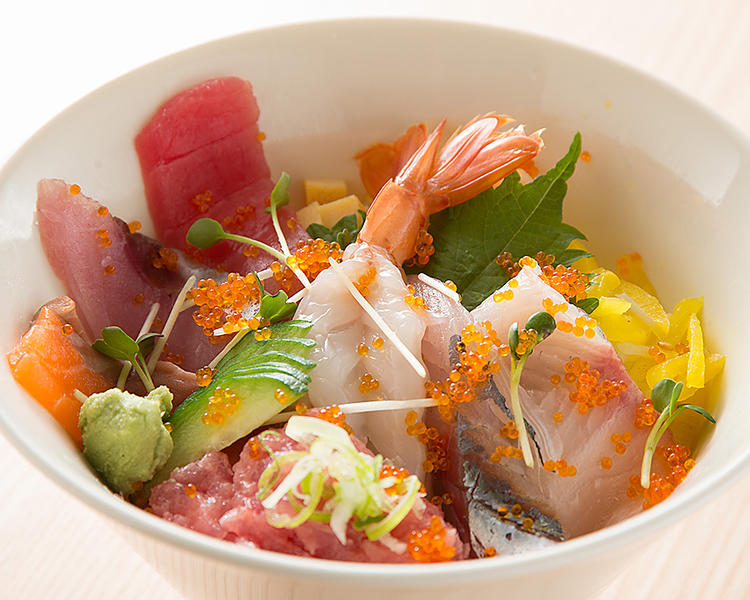 ランチの「やりすぎ贅沢海鮮丼」
