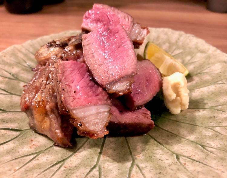 炭火焼ステーキが人気の一品です!