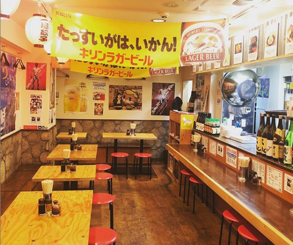 高知の「ひろめ市場」をイメージした内装
