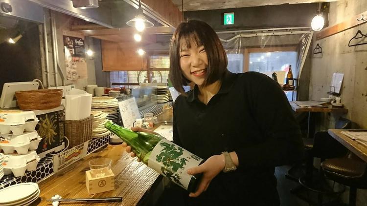 お客様のテーブルで日本酒を...!