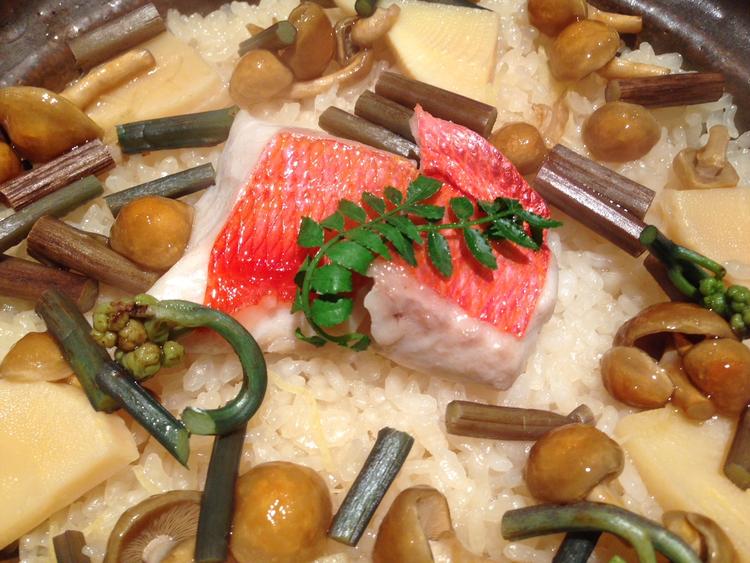 人気メニュー・季節替わりの炊き込みご飯。