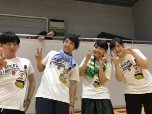 忘年会で大盛り上がり。