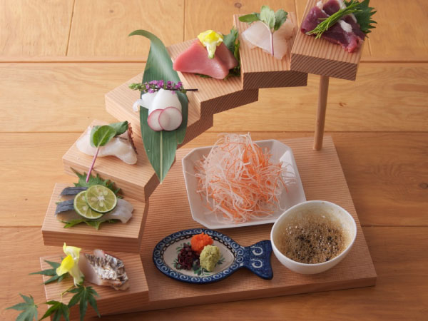 名物のお刺身階段七種盛り合わせ