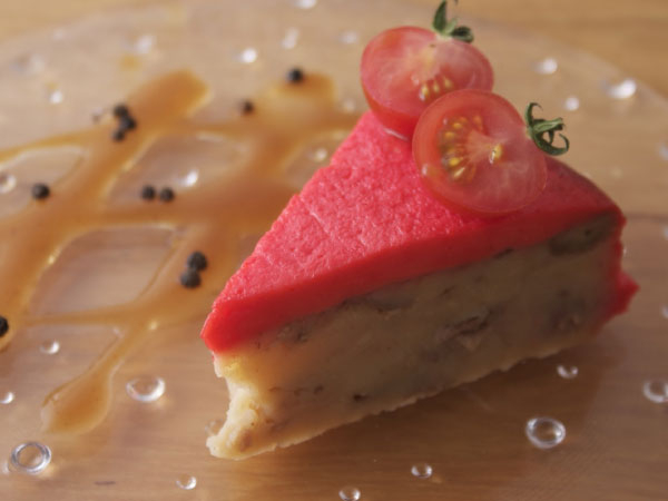 遊びゴコロの利いた肉じゃがケーキ仕立て