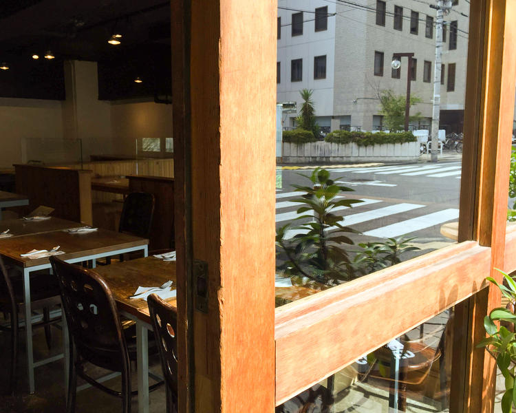 テーブルセットを整えて開店を待つ店内