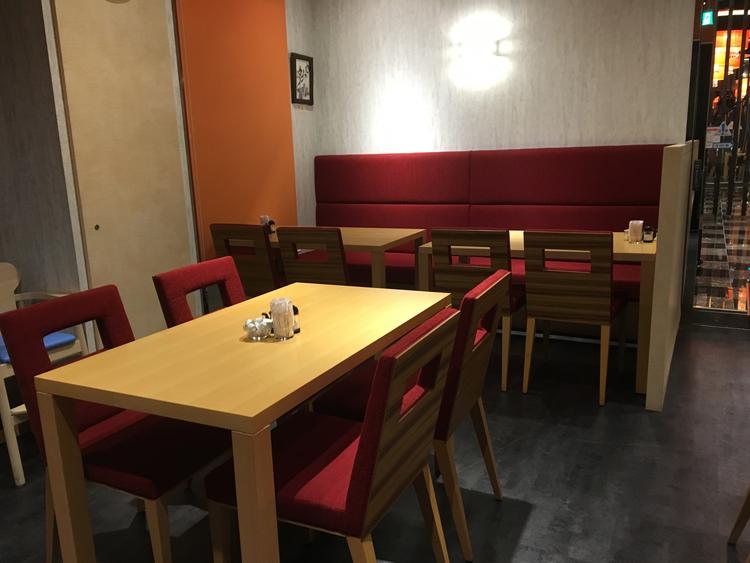 清潔でキレイなカフェ風の店内