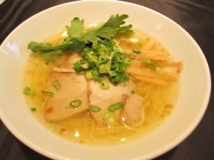 鶏ガラスープは店舗でコトコト煮込みます