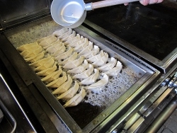 当店の餃子は徹底した6分焼き
