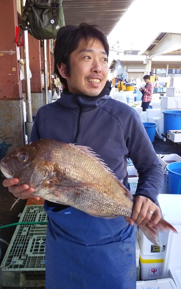 仲卸で働く店主