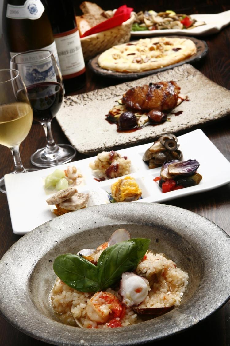 食事は小皿で少しずつ楽しむスタイル