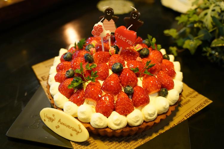 パティシエが店内で製作しています