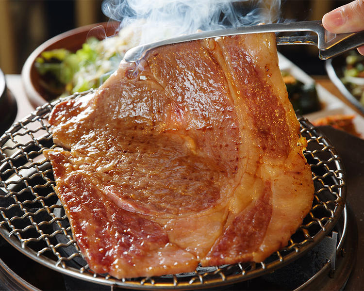名物の“でかるび”は網からはみ出すほど