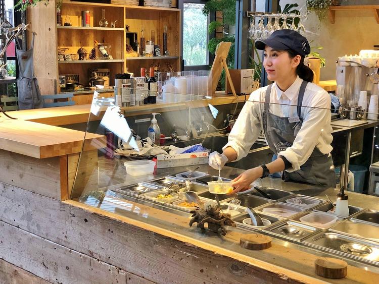 植物に囲まれ、笑顔があふれる職場です♪