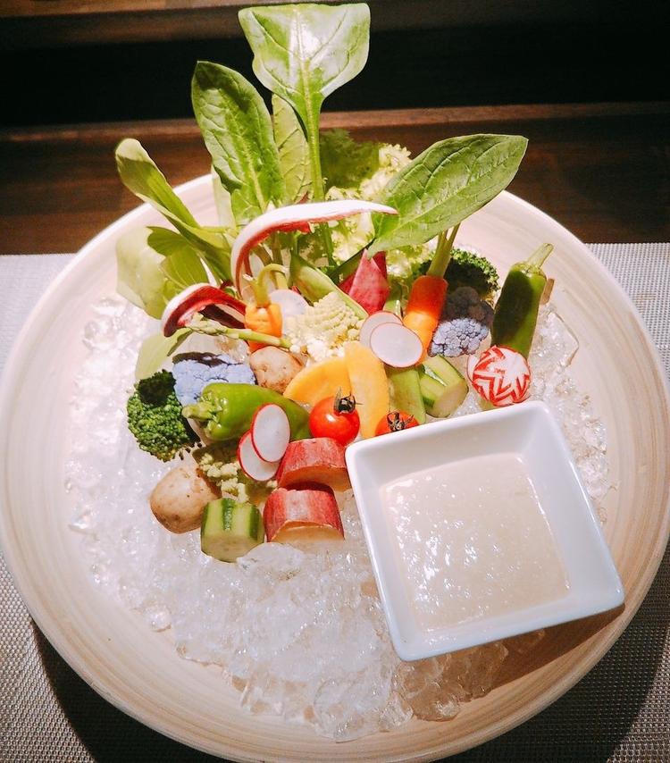 新鮮な野菜が盛りだくさんのバーニャカウダ