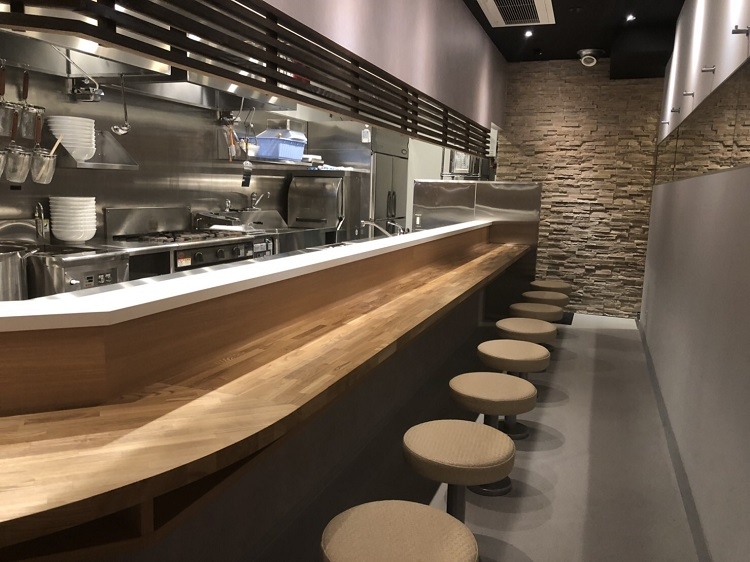お洒落なBar仕様の内観=女性も多数来店